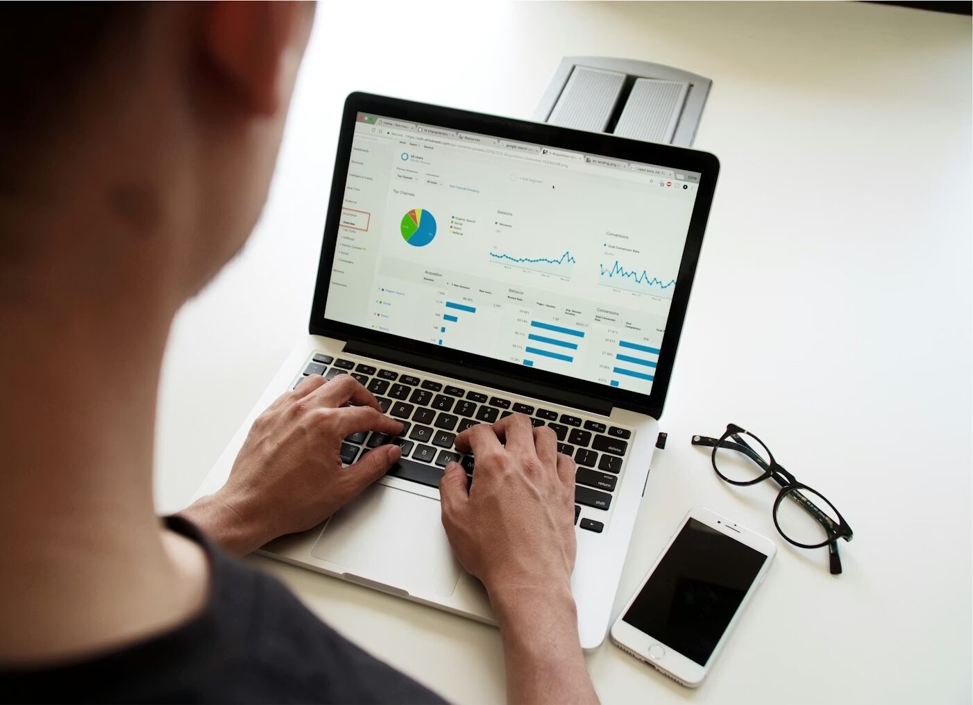Konzentrierte Analysearbeit am Schreibtisch